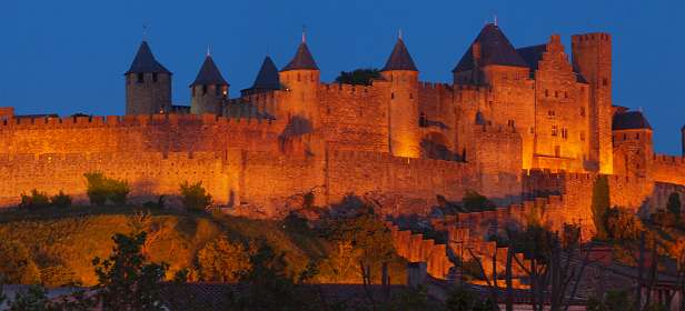De verlichting van de Cité van Carcassonne vanaf de oude brug over de Aude