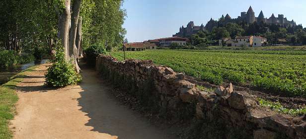 Het pad van de camping naar de Cité van Carcassonne