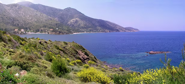 Panorama van de noordkust voorbij Naghos