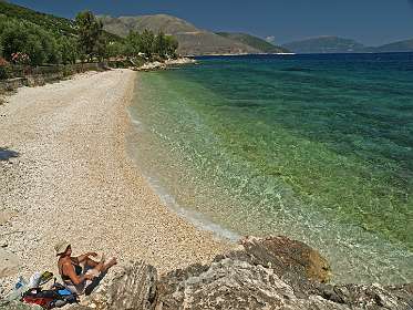 Strand tussen Karavomilos en Ag Efimia