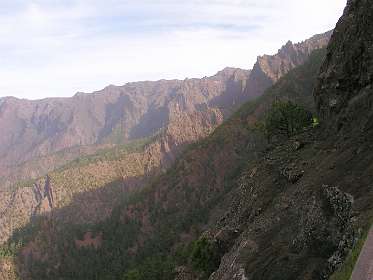 Uitzicht vanaf de Mirador de los Roques in de Caldera de Taburiente naar het oosten