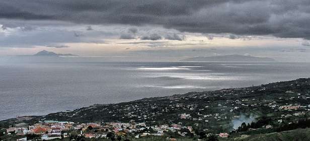Uitzicht vanaf de LP-2 op de eilanden Tenerife (links) en Gomera