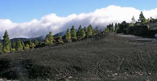 Zicht vanaf de LP-203 op de wolken die over de Cumbre Nueve klimmen