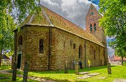 Deze kerk is in het begin van de 12de eeuw in tufsteen gebouwd en in de eerste helft van de 13de eeuw in baksteen verhoogd en verlengd,