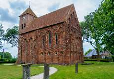 De  Ursuskerk   is in de 13de eeuw gebouwd op een wierde (terp.) De huidige kerk is het restant van een veel grotere kruiskerk.