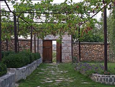 Ingang St Bogordica klooster in Veljusa