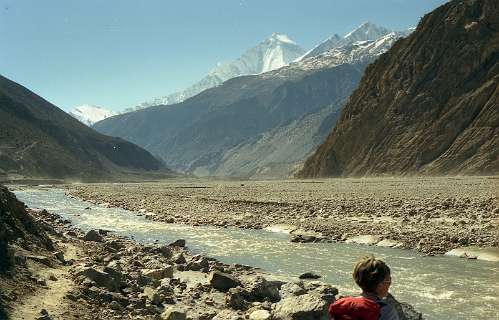 Daulagiri vanuit Kaligandaki, het diepste dal ter wereld tussen de 8000denders Annapurna en de Daulagiri