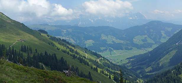 Links het bergstation van de AlpenRosen bahn