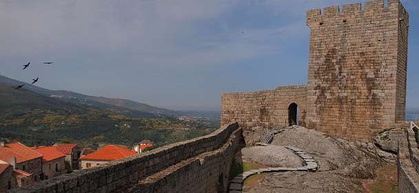 Uitzicht vanaf het kasteel: links Folgosinha waar we naartoe lopen