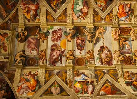 Rome<br>Het plafond van de Sixtijnse Kapel is geheel bedekt met fresco's van Michelangelo.