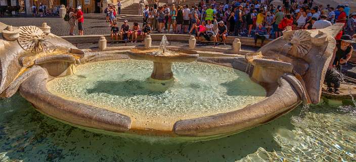 Rome<br>De Fontana della Barcaccia (Fontein van de lelijke boot) staat op de Piazza di Spagna onderaan de Spaanse trappen
