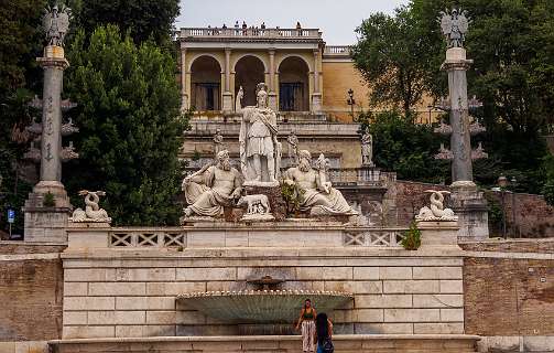Rome<br>Fontana della Dea Roma op het Piazza del Popolo met bovenin het Terraza del Pincio