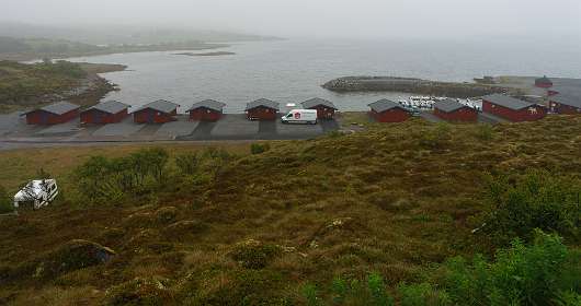 Fjordcamp Krakbereget op Langøya, mooie omgeving, maar door de mist en regen niet te zien.
