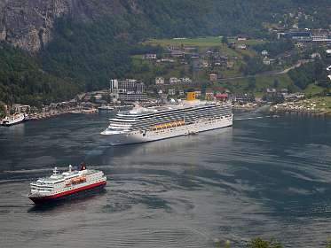 Ferry en cruise schepen voor Geiranger