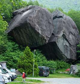 De grootste steen van Noorwegen ligt op de  Trolltunga Camping bij Odda