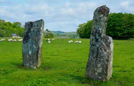 De Nether Largie Standing Stones zijn 3200 jaar geleden opgericht door lokale boeren De stenen markeren waar de maan opkomt en ondergaat als sleutelpunten in zijn 18,6-jarige cyclus.