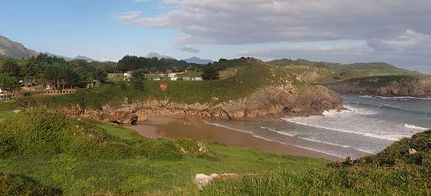 Panorama vanaf het schiereiland voor  Playa de Troenzo