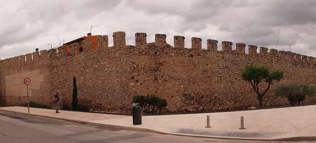 De stadsmuren van Montblanc