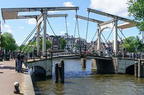 Walter Süskind brug, [klik hier](https://www.360cities.net/image/walter-suskind-bridge ^) voor een 360° panorama vanaf deze brug.