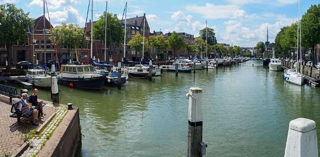 De binnenhaven van Dordrecht vanaf de Boomstraat