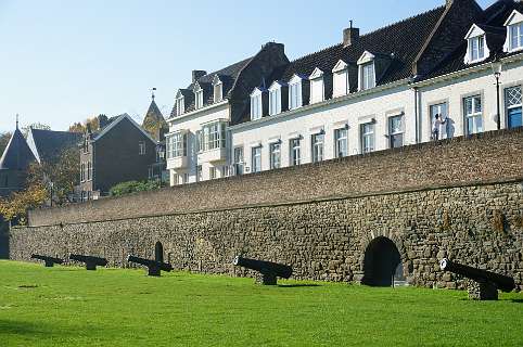 De stadsmuur uit 1229