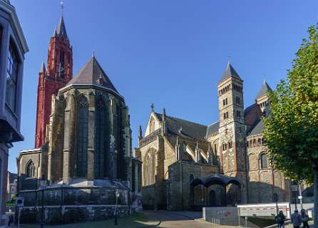 Links de Sint-Janskerk en rechts de Baseliek van Sint Servaas