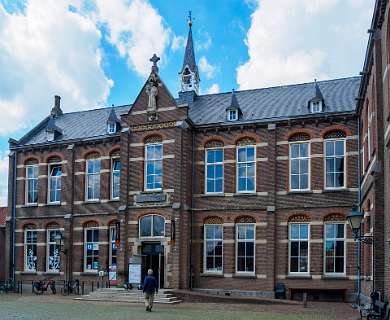 Gemeenschapshuis Acropolis, met o.a. het Touristisch informatie centrum.