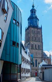 Links het Stadhuis, recht de toren van de St Walburgiskerk