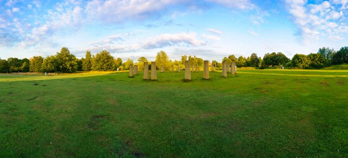 360° panorama bij het 'Stonehenge' kunstwerk van Paul Panhuisen, ook wel genoemd 'De pratende mannertjes' in het Schelfhorstpark.