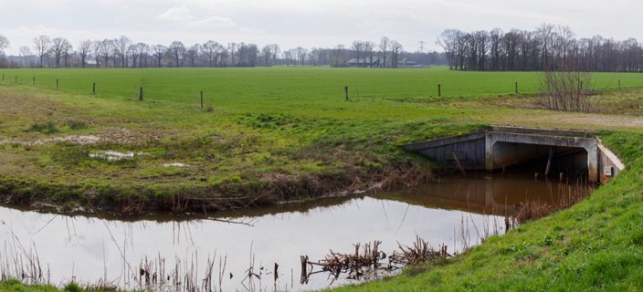 Dit is de Tusvelder waterleiding die de Doorbraak met de de Azelerbeek verbindt.