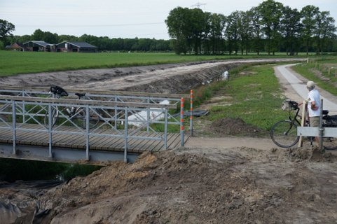 Dit is de Tusvelder waterleiding die de Doorbraak met de de Azelerbeek verbindt op 2014 05 20. Zie  <span class='dummyLink'>hier</span>  voor een latere foto van dit gebied.