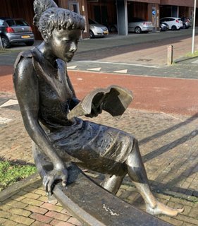 'Lezend meisje op de bank' van Jürgen Ebert, bij het Eskerplein / Spinnerij