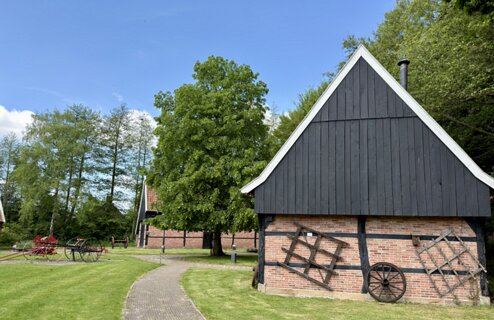 17: IMG_0592<br>Rechts de Smidse