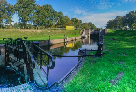 De eerste lage sluis in het kanaal Almelo-Nordhorn