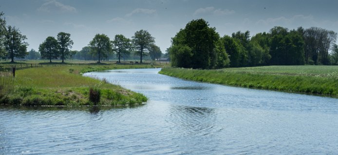 Midden Bornsebeek, rechts de Loolee