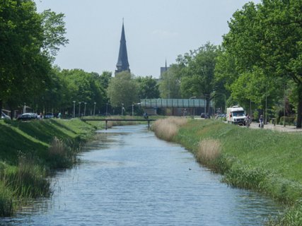 Kanaal Almelo-Nordhorn met de toren van de St. Gregorius kerk in Almelo