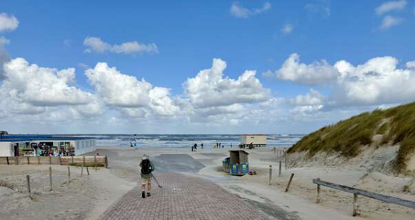 In 2026 liepen we eerst langs het strand en daarna door de duinen terug.