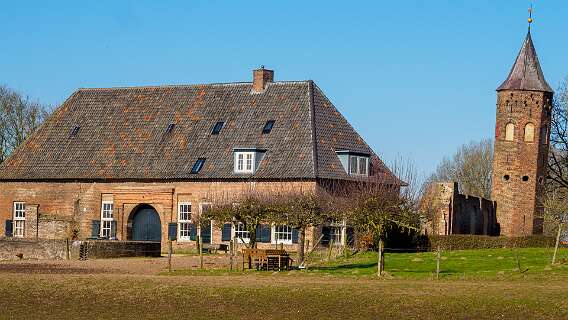 Restanten van een kasteel met duiventoren