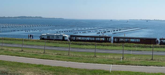 Je kunt met een trein over de dam