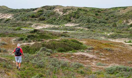 Verderop moet je onder het hek door om op het fietspad naar Zandvoort te komen